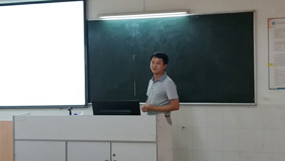 企业专家刘国清讲台上精彩演讲 企业专家刘国清讲台上精彩演讲