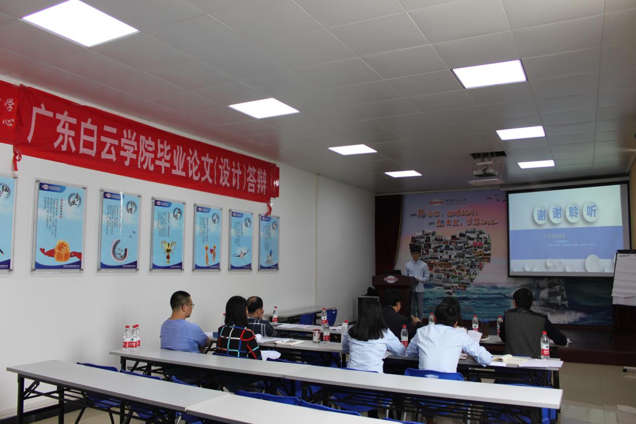 学生对论文进行五分钟PPT阐述中 学生对论文进行五分钟PPT阐述中