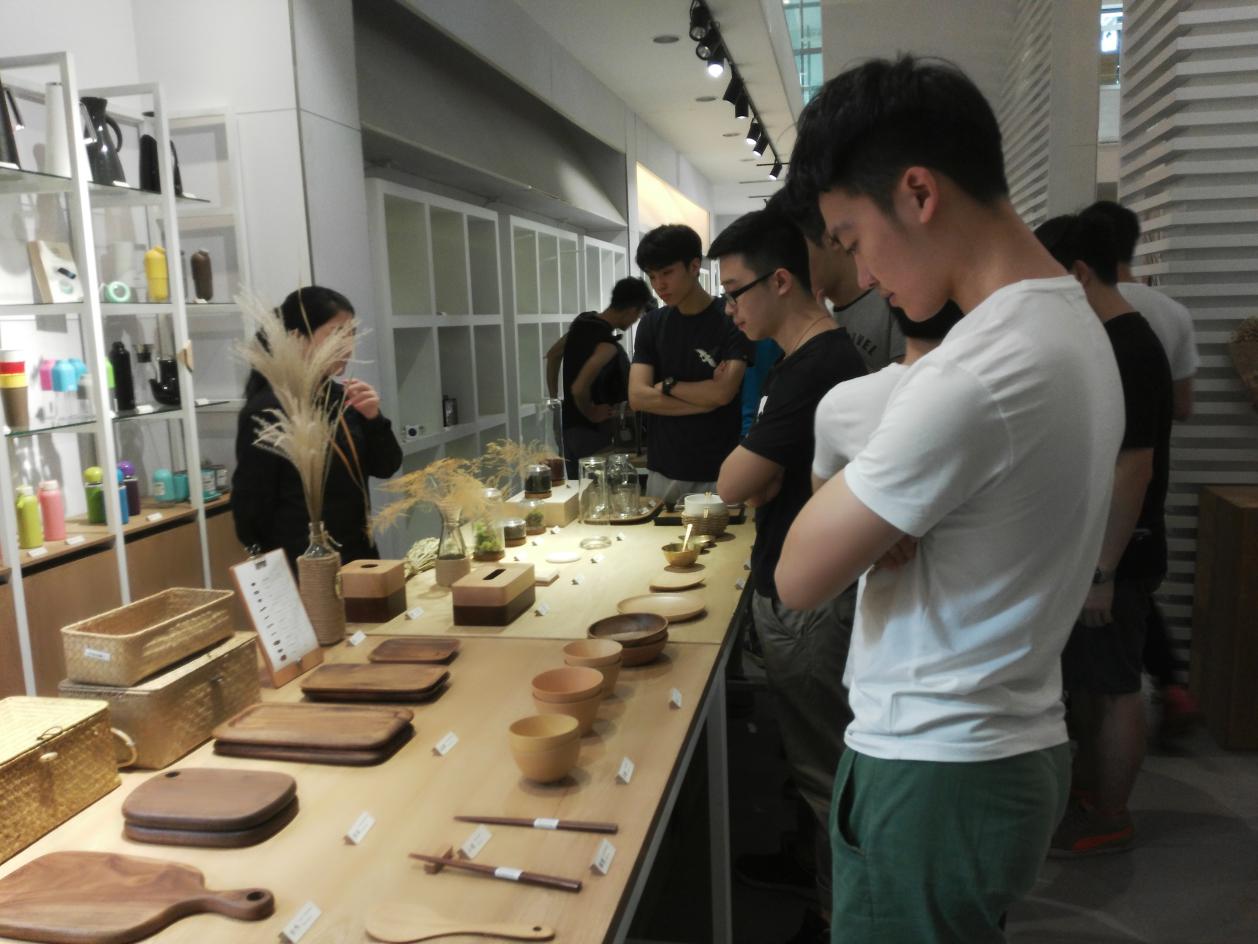 14级市场营销专业学生参观企业产品 14级市场营销专业学生参观企业产品